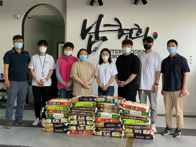 세곡동주민센터가 ‘남현희 펜싱클럽’으로부터 30kg상당의 쌀을 기부 받았다.