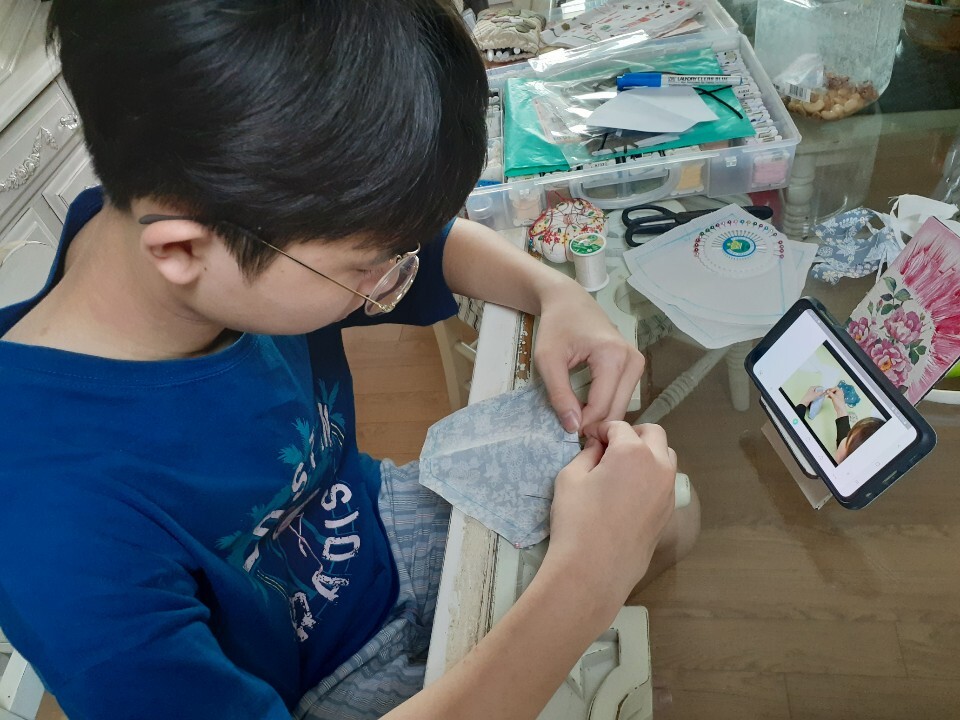 강남구, 해외아동 위해 ‘면 마스크 만들기’ 봉사활동 진행