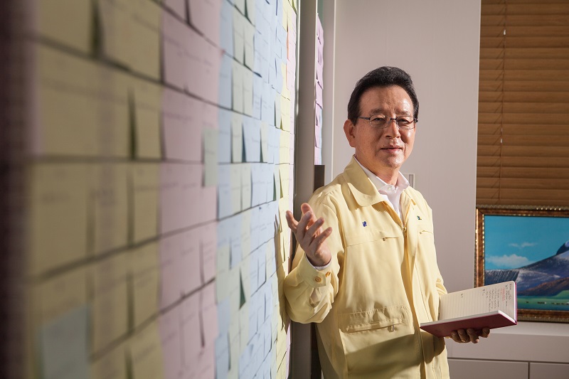 정순균 구청장이 집무실 유리벽에 붙여놓은 포스트잇에 대해 설명하고 있다