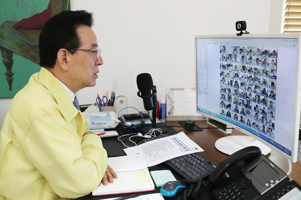 정순균 강남구청장이 26일 재난안전대책회의를 주재하고 북상 중인 태풍 '바비' 피해예방 최소화를 위해 본격 비상체제에 들어갈 것을 주문했다.
