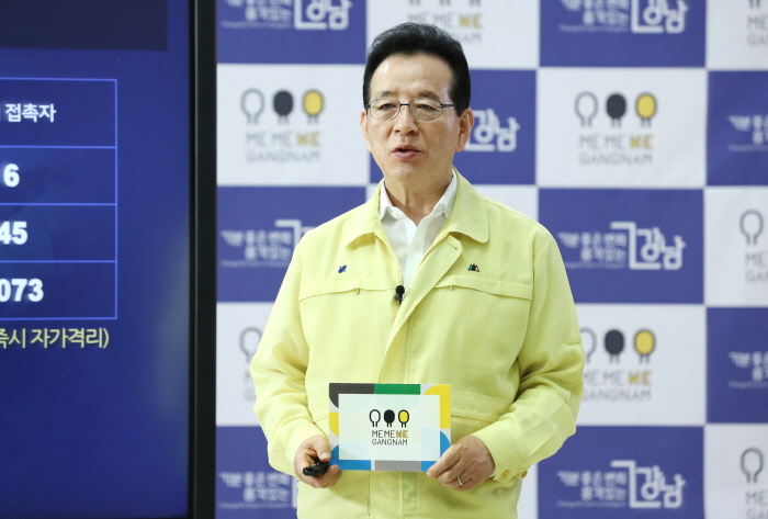 정순균 구청장 발표문 강남구에서 3일 코로나19 신규 확진자 4명이 발생하면서 누적 확진자는 203명이 됐습니다. 우선 수서동 주민은 어제 확진 판정을 받은 강남구민의 가족이었고, 일원동 주민은 앞서 확진된 강남구민의 직장동료로 확인됐습니다. 논현동 주민은 자가격리 중 미각소실 증상으로, 개포동 주민은 자가격리를 해오다 격리해제 전 추가검사를 받고 오늘 강남구보건소에서 양성 판정을 받았습니다. 강남구는 해당 확진자들의 거주지 주변과 동선에 따라 방역소독을 실시했으며, 현재 추가 접촉자 파악을 위한 역학조사를 진행 중입니다. 이와 함께 지난달 15일 서울 도심집회 인근에 체류한 강남구민은 당초 알려진 1329명에서 재분류 결과 896명으로 확인됐습니다. 2일 기준 현재 3명이 양성 판정을 받았고, 583명이 음성 판정을 받았으며, 11명이 결과를 기다리고 있고, 97명이 검사를 앞두고 있습니다. 아울러 성북구 사랑제일교회 방문자로 분류된 강남구민 106명 중 80명이 검체검사를 받아 2일 기준 9명이 양성을, 71명이 음성 판정을 받았습니다. 아직 연락이 닿지 않는 4명에 대해선 수서경찰서에서 소재를 파악 중에 있습니다. 오늘 국내 코로나19 신규 확진자는 195명으로 지난달 27일(441명) 정점을 찍은 이후 조금씩 감소하는 양상이나, 여전히 세 자릿수인데다 위중·중증환자가 154명으로 코로나19 발생 이후 가장 많은 수치를 기록했습니다. 구민 여러분께서는 자칫 작은 방심이 큰 확산세로 이어질 수 있다는 점을 유념하셔서 마스크 쓰기, 거리두기 등 방역수칙을 철저히 지켜주시길 바랍니다. 강남구 재난안전대책본부장 정순균