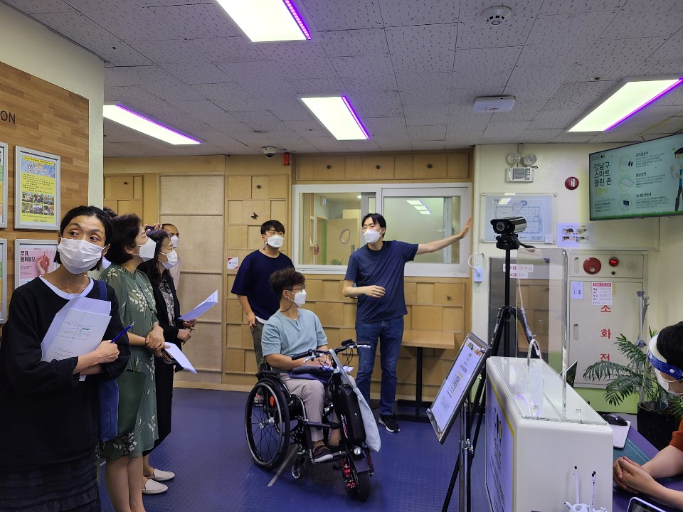 ‘기분 좋은 변화, 품격 있는 강남’을 구현 중인 강남구(구청장 정순균)가 ‘구민 참여 ICT 리빙랩’ 시범사업을 통해 실내 공기환경 개선이 시급했던 개포동 강남종합사회복지관을 지난달 ‘스마트 클린존’으로 새 단장했다.