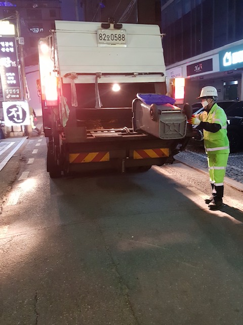  ‘기분 좋은 변화, 품격 있는 강남’을 실현 중인 강남구(구청장 정순균)가 코로나19로 어려움을 겪는 소상공인의 경영부담을 덜어주기 위해 관내 소형음식점 9800여개소를 대상으로 시행 중인 음식물쓰레기 무상수거를 오는 12월까지 연장한다.