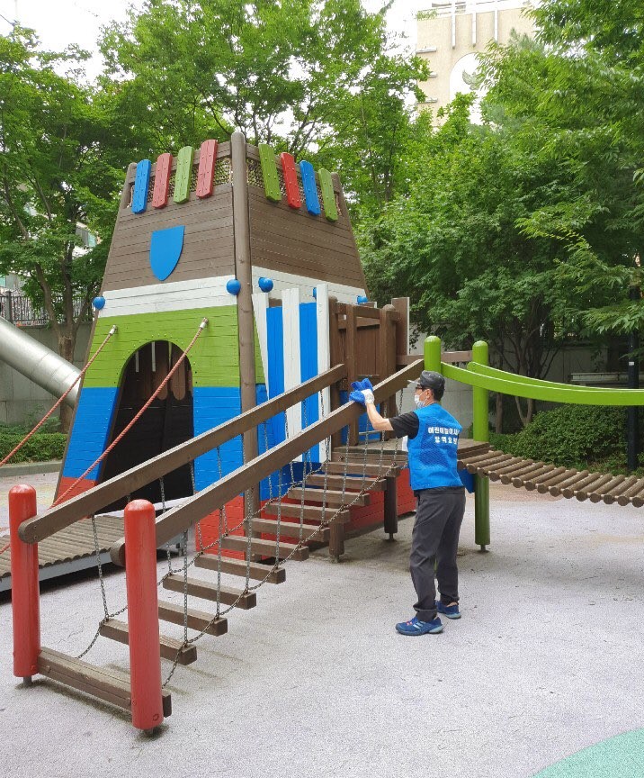 ‘기분 좋은 변화, 품격 있는 강남’을 실현 중인 강남구(구청장 정순균)가 감염병 걱정 없이 어린이들이 안전하게 이용할 수 있도록 이달부터 관내 놀이시설 총507개소에 현장 인력을 투입, 촘촘한 방역활동을 벌이고 있다.