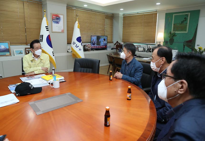 ‘기분 좋은 변화, 품격 있는 강남’을 실현 중인 강남구(구청장 정순균)가 좁은 공간에서 불특정 다수를 매일 접하는 택시운수종사자들의 건강안전을 위해 26일 서울개인택시운송사업조합 강남지부(지부장 천영호)에 KF94마스크 2만2400매를 전달했다.    정순균 구청장은 이날 천영호 지부장과 면담 자리에서 “택시기사 분들의 확진 사례가 종종 있고, 또 최근엔 무증상자가 많아 여러 승객을 만나는 기사 분들은 주기적으로 검체검사를 받는 것이 좋다”고 강조했다.  또 “실제 지난 4월부터 어르신 취약시설인 요양병원이나 요양원, 데이케어센터에서의 감염 발생을 사전에 막기 위해 어르신들과 종사자들의 선제적인 검사를 진행 중인데, 지금까지 한 명도 발생하지 않았다”고 덧붙였다.  한편, 강남구는 지난 6월부터 코로나19의 산발적 집단감염에 선제적으로 대응하기 위해 택시·버스 등 관내 운수종사자를 대상으로 2주 간격으로 매회 20~30명씩 무작위로 검사를 실시하고 있다. 확진자가 발생하면 해당 운수업체 종사자 전체로 대상을 확대해 검사하고 있다.