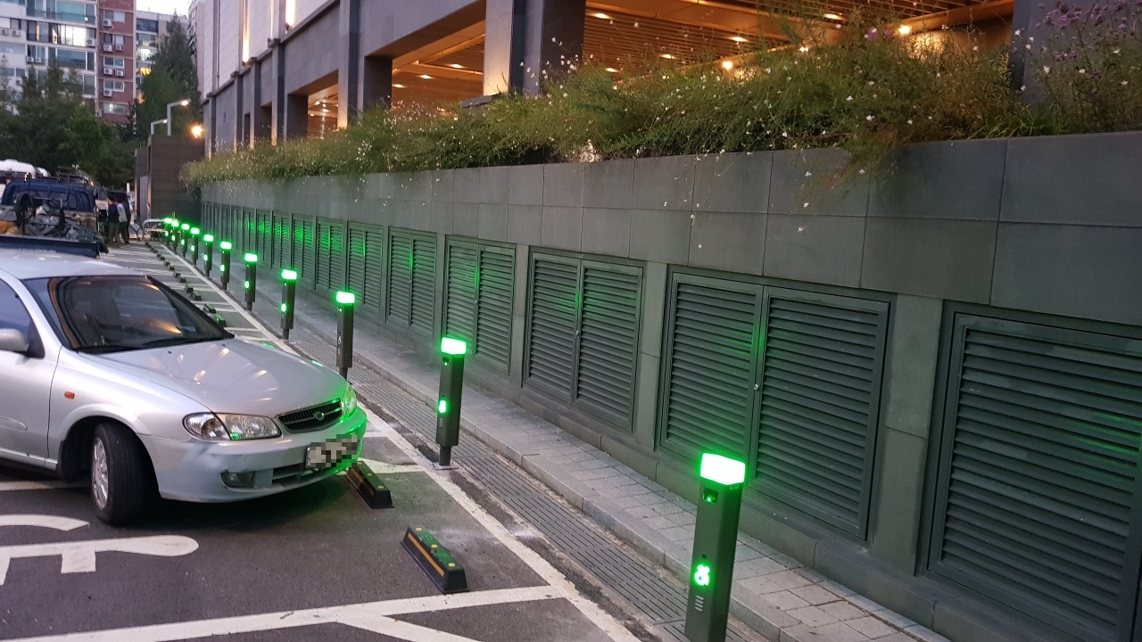 ‘기분 좋은 변화, 품격 있는 강남’을 실현 중인 강남구(구청장 정순균)가 정보통신기술(ICT)을 활용한 ‘언택트 장애인주차구역 관리시스템’을 구축하고 이달부터 관내 공영주차장 93면을 시작으로 시범 단속에 나선다.