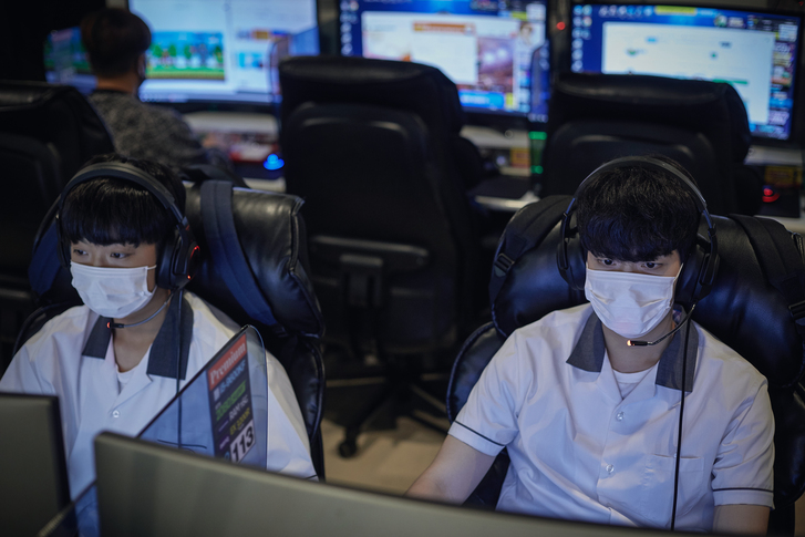 내일부터 거리두기 1단계…고위험시설 인원 제한 하에 영업 재개