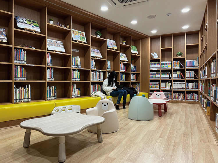압구정동 주민센터 북 카페 ‘뜨락’ 방문기 | 강남구청 > 뉴스룸 > 웹진 압구정동 주민센터  북 카페 ‘뜨락’ 방문기 | 강남구청 > 뉴스룸 > 웹진