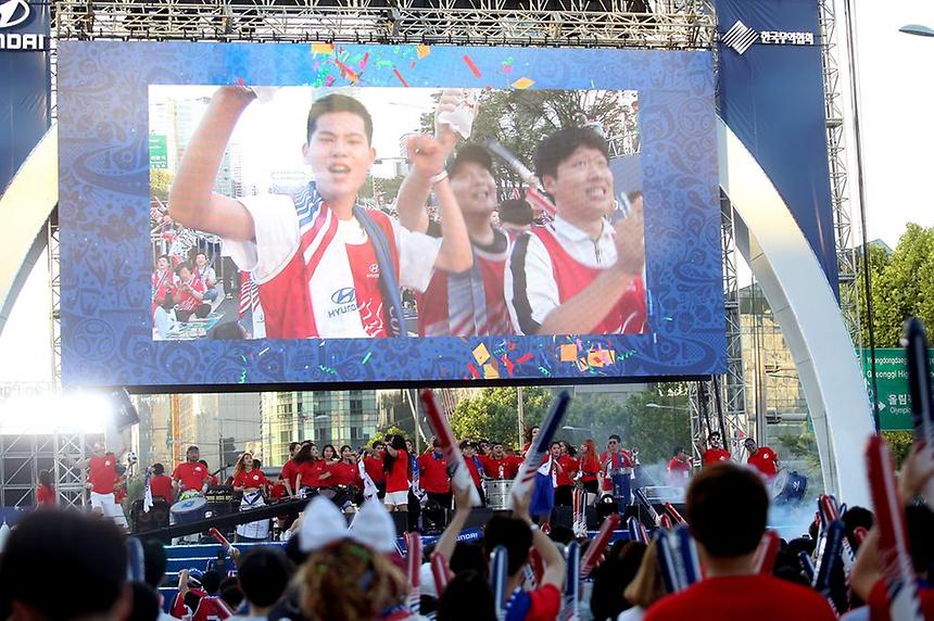 강남구 영동대로 길거리응원전 펼쳐져... - 1