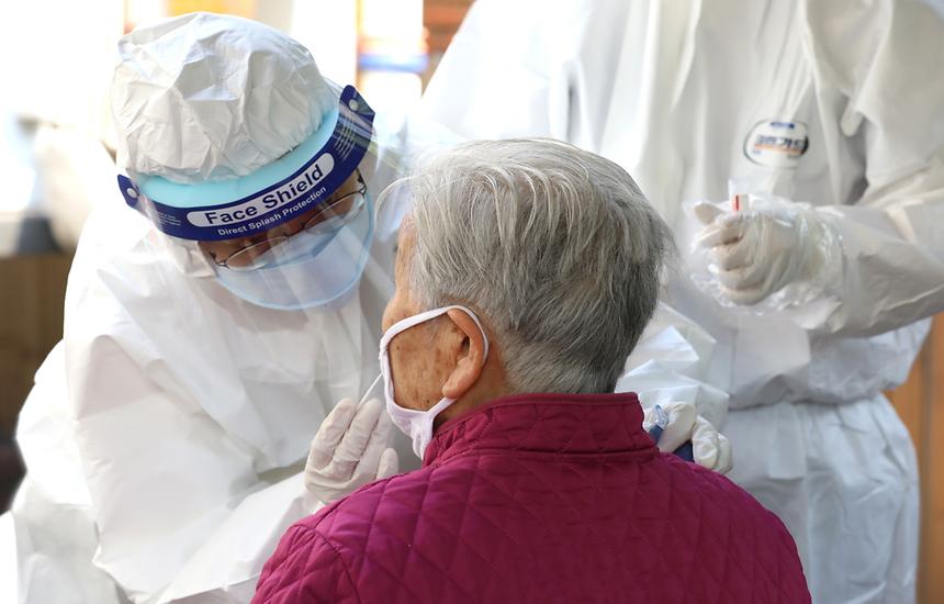 04.16 어르신들 코로나19 검체검사 - 1