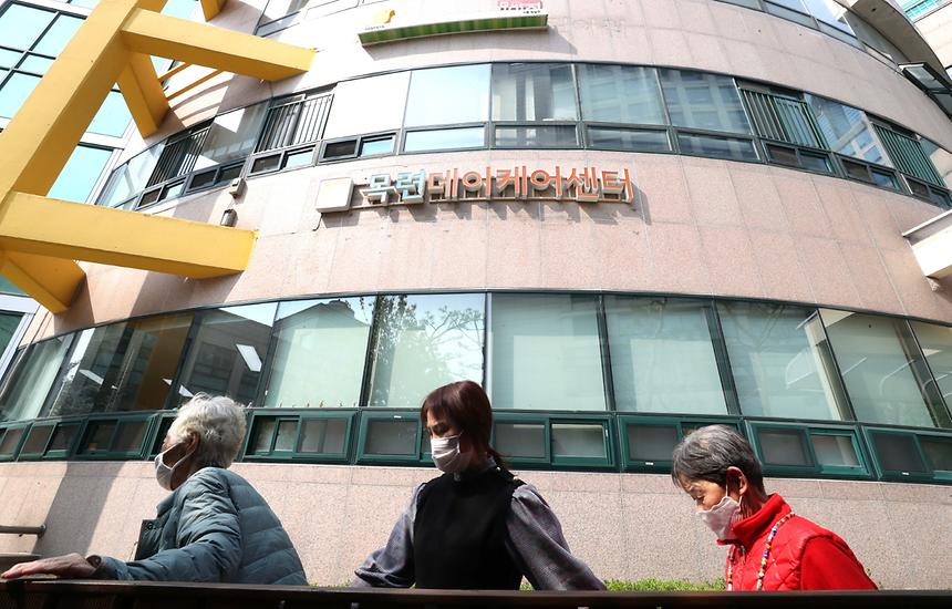 04.16 어르신들 코로나19 검체검사 - 4