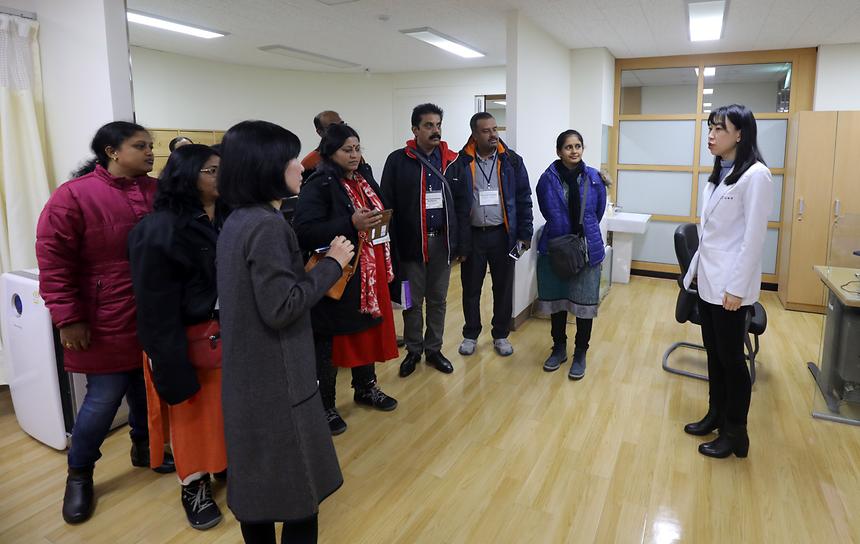 인도 공무원 보건소 방문 - 16