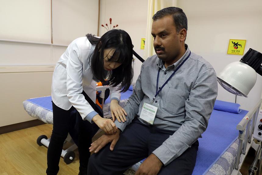 인도 공무원 보건소 방문 - 17