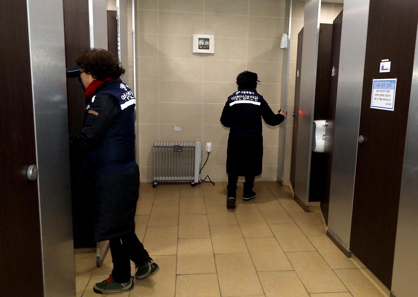 강남구청역 불법촬영장비 점검 - 8