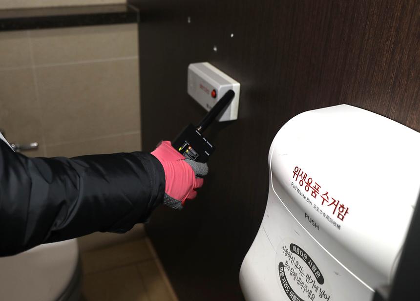 강남구청역 불법촬영장비 점검 - 2