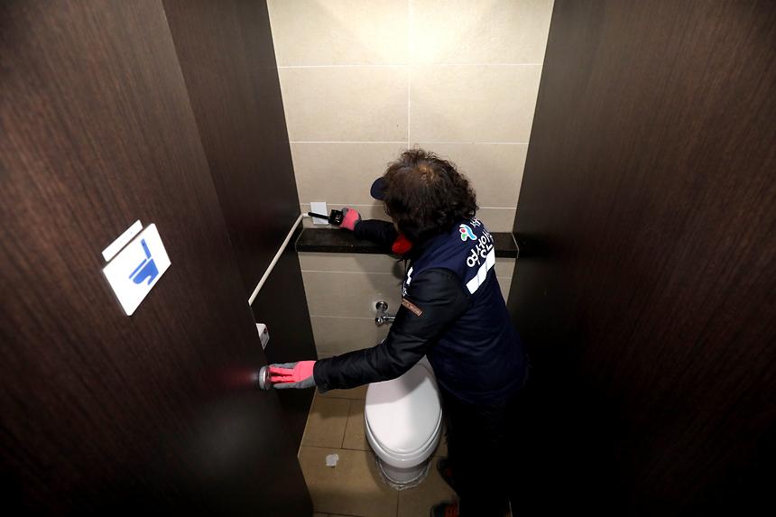 강남구청역 불법촬영장비 점검 - 6