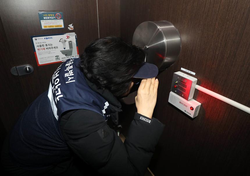 강남구청역 불법촬영장비 점검 - 4