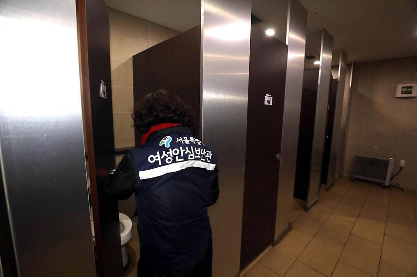 강남구청역 불법촬영장비 점검 - 1