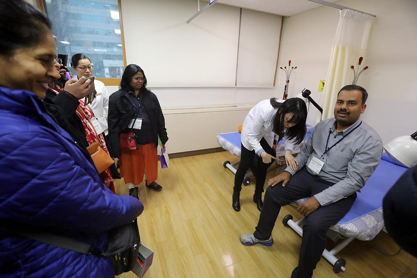 인도 공무원 보건소 방문 - 18