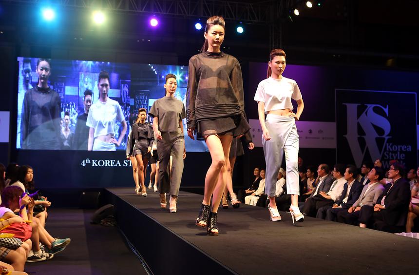 강남스타일 패션 pt쇼 - 8