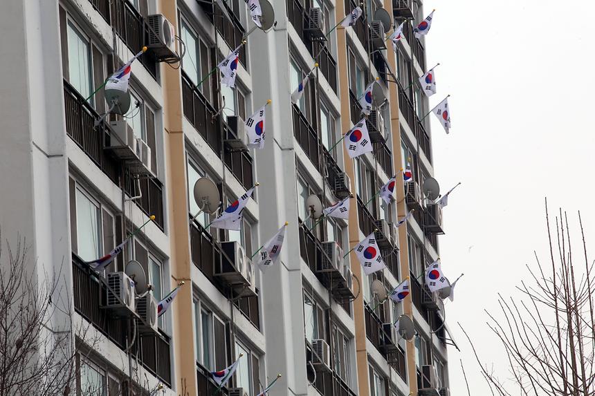 일원동 아파트 태극기 - 10