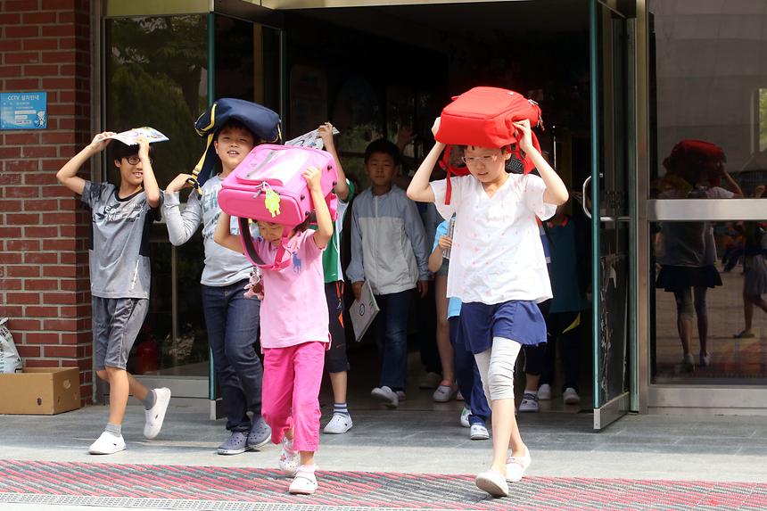 초등학교 지진대피훈련 - 9
