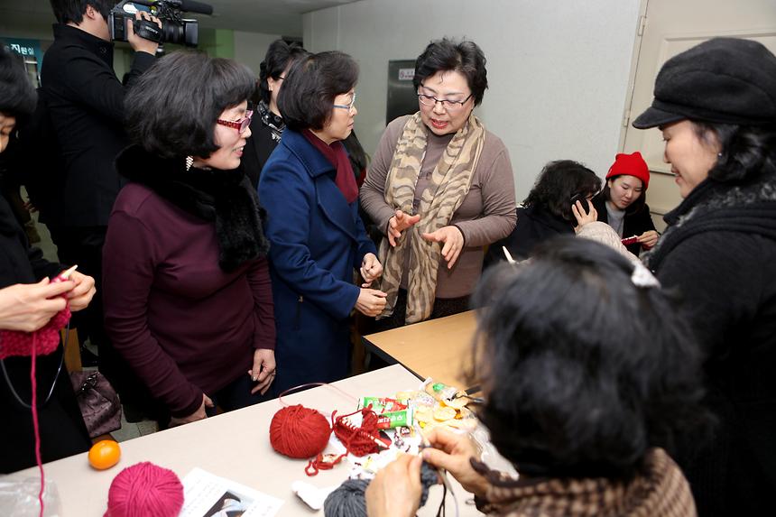 설맞이 홀몸어르신 돕기 목도리 뜨개행사 - 1