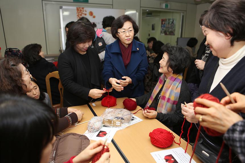 설맞이 홀몸어르신 돕기 목도리 뜨개행사 - 4