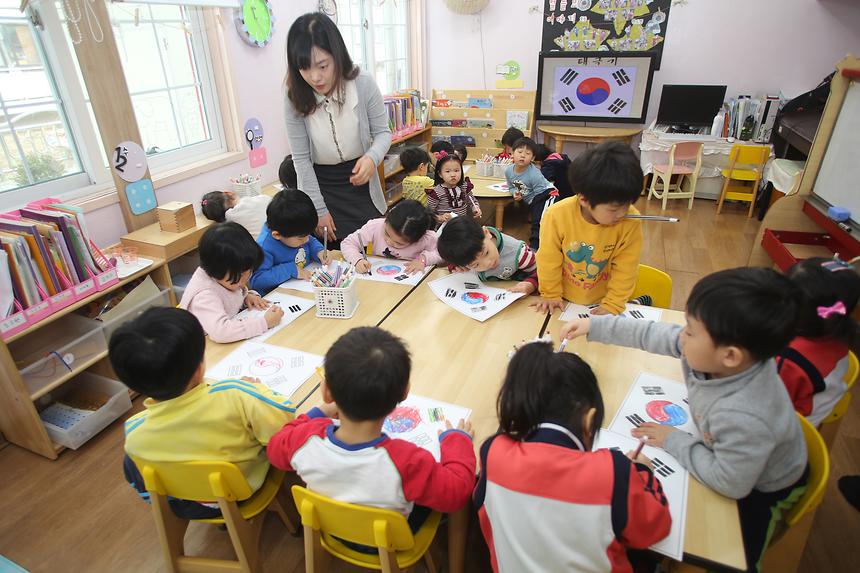 유치원생 태극기 달기 운동 교육현장 - 4