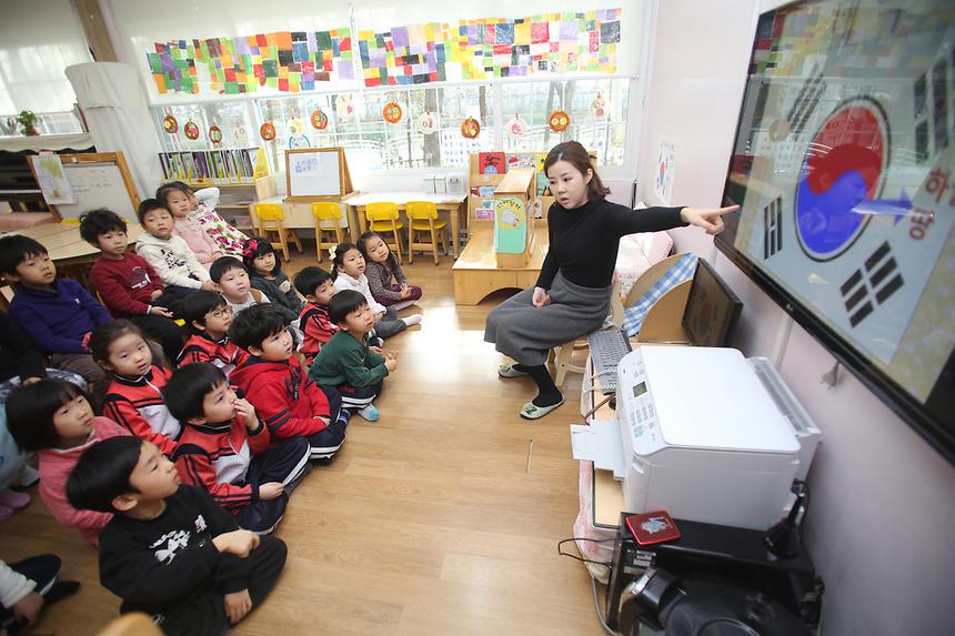 유치원생 태극기 달기 운동 교육현장 - 2