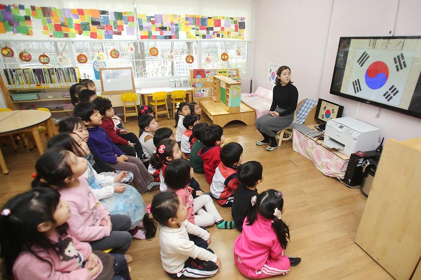 유치원생 태극기 달기 운동 교육현장 - 1