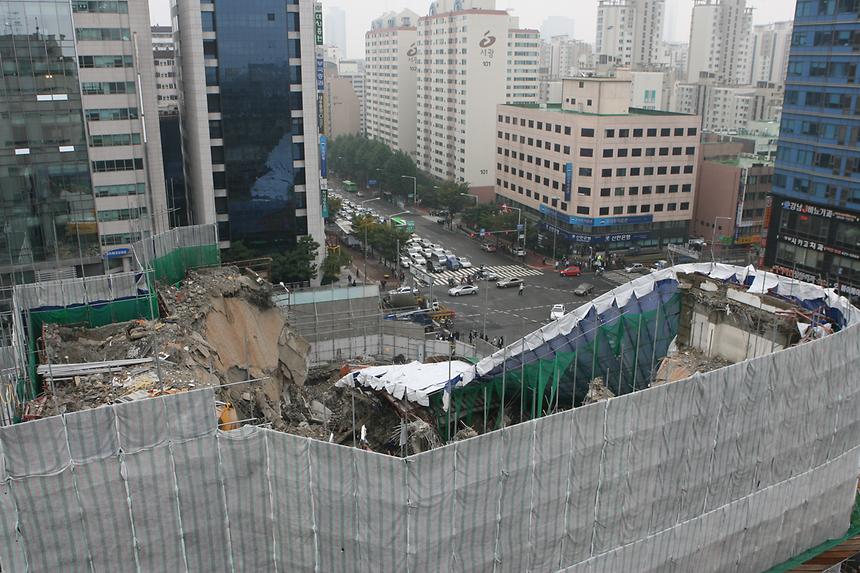 구나산 백화점 철거현장 붕괴사고  - 9
