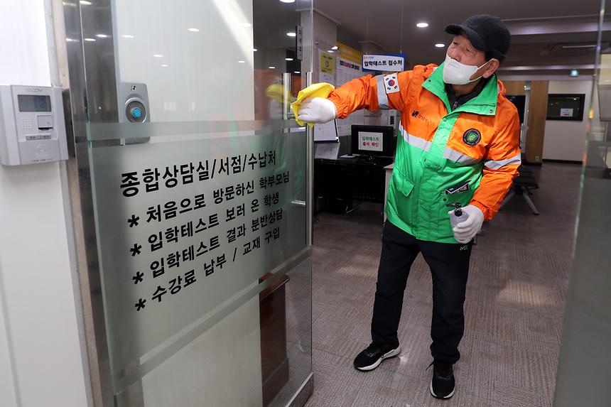 대치동 학원가 일대 방역 작업  - 5