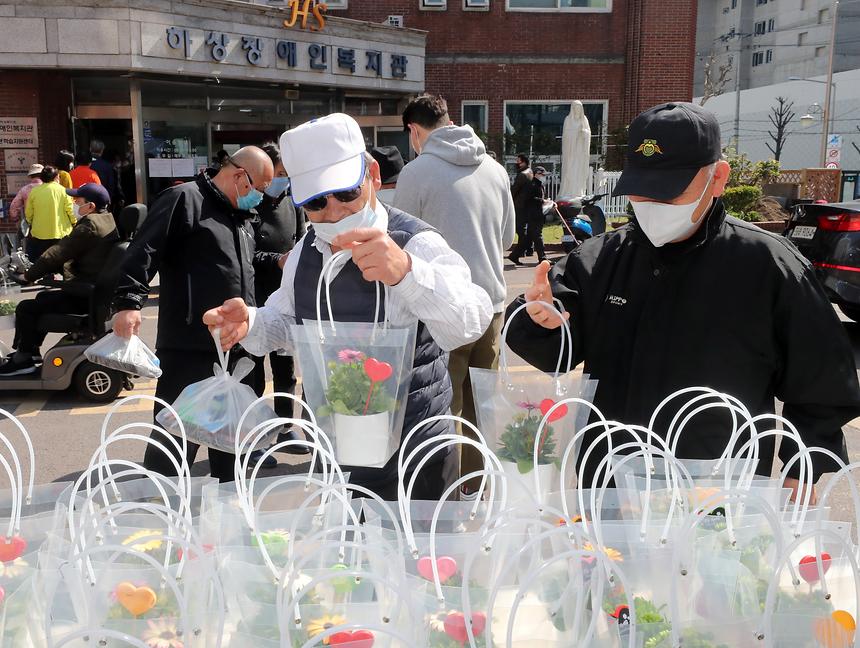 하상장애인 복지관 도시락 및 화분 배부  - 5