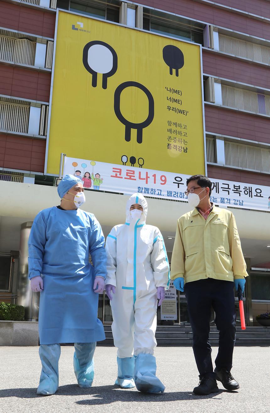 강남구 선별진료소 의료진 - 2