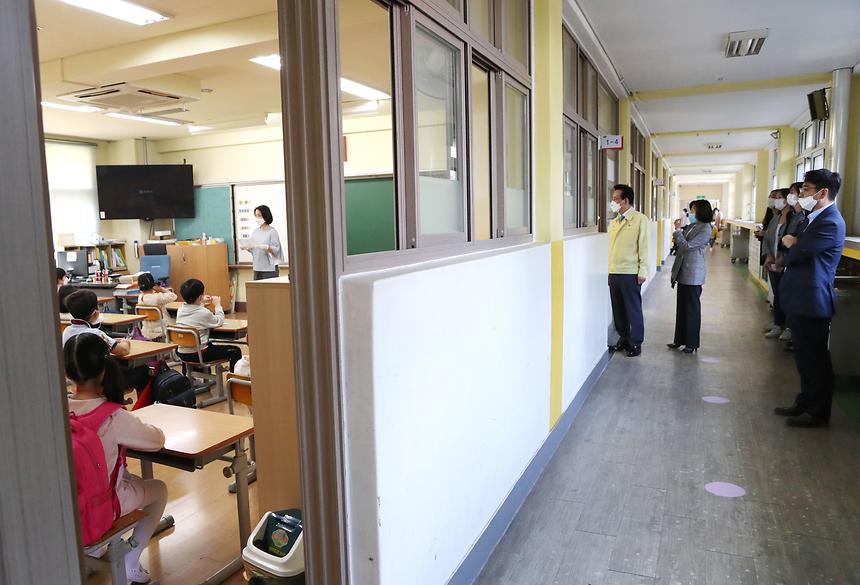 정순균 구청장, 초등생 등교 첫 날 학교 방문  - 7