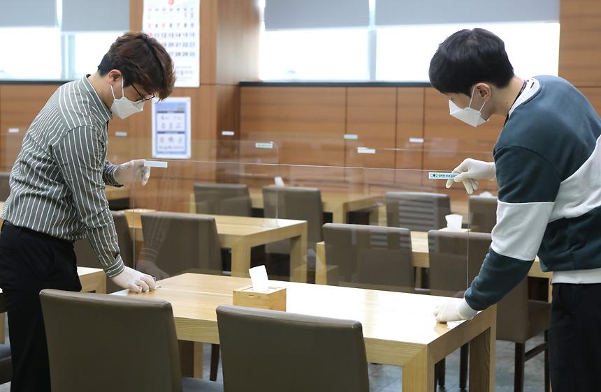 어르신 요양시설 가림막 설치  - 1