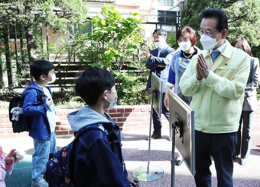 정순균 구청장, 초등생 등교 첫 날 학교 방문  - 1