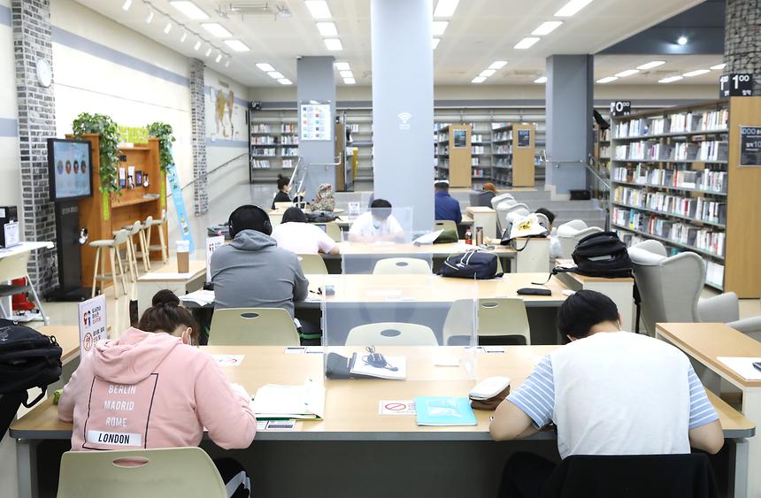 생활방역 실시로 안전하게 도서관 이용  - 12