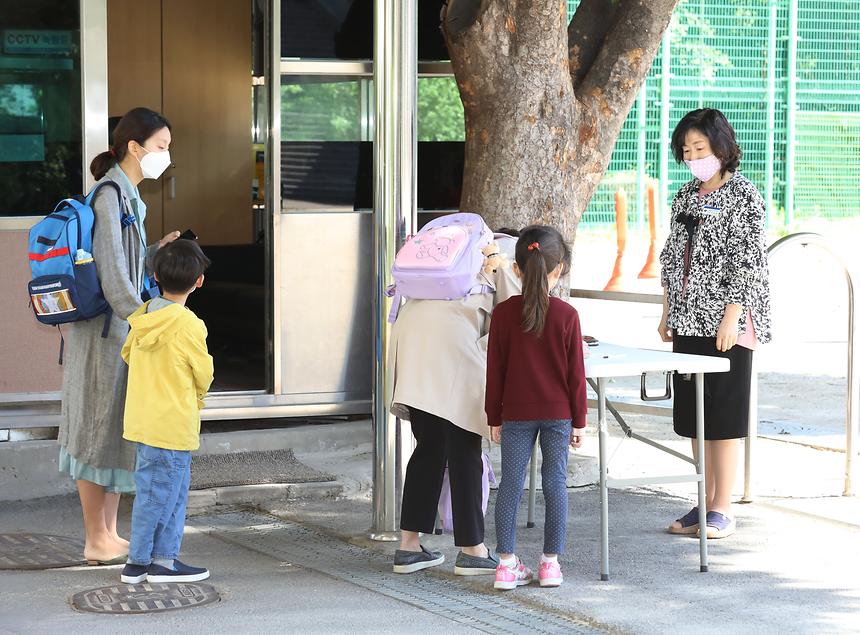 정순균 구청장, 초등생 등교 첫 날 학교 방문  - 12