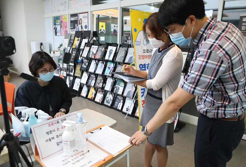 강남구, 학원가 ‘강화된 생활 속 거리두기’ 이행여부 점검  - 4