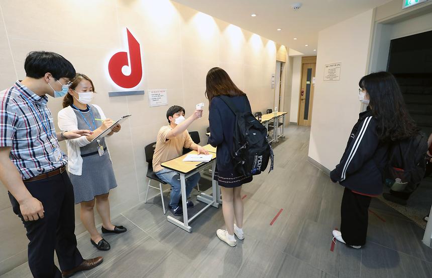 강남구, 학원가 ‘강화된 생활 속 거리두기’ 이행여부 점검  - 3
