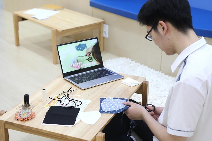 강남구 청소년들, 아프리카 아동 돕는 ‘면 마스크 만들기’ 봉사  - 1