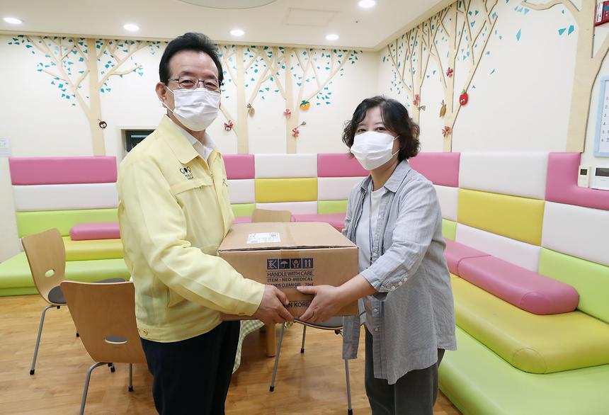 아동복지시설에 방역물품 전달  - 4