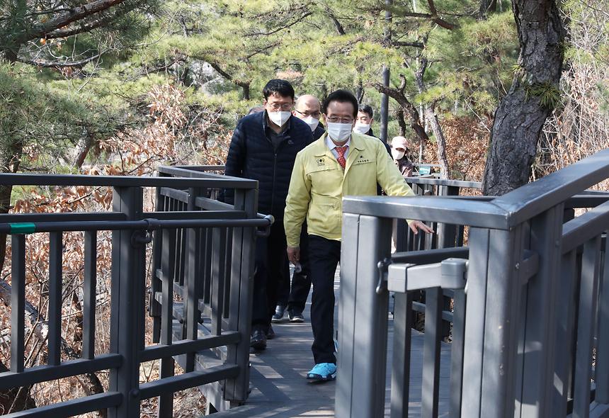 구청장 배봉산 둘레길 방문 - 2
