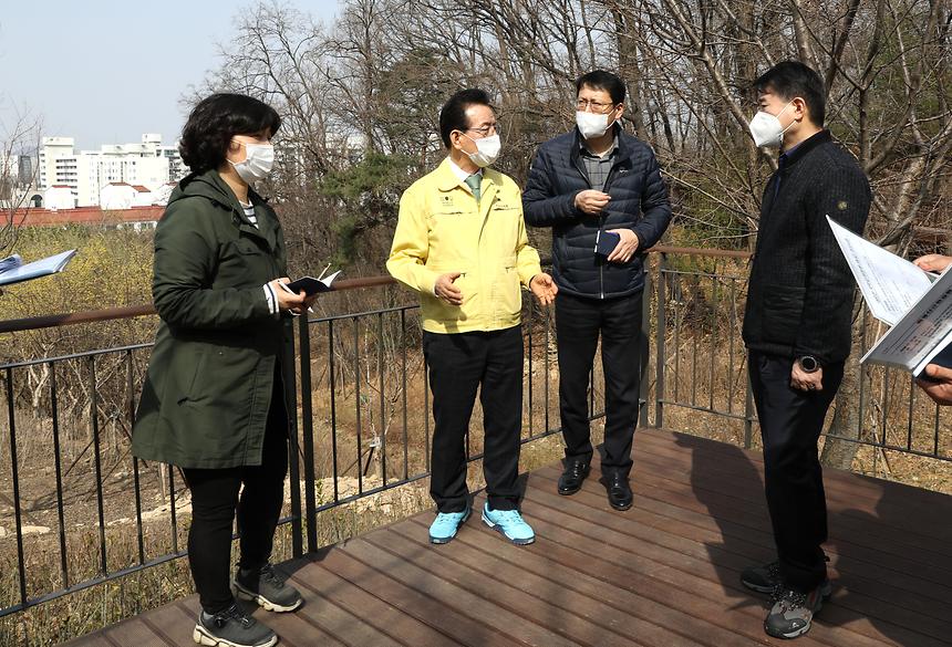 강남구청장 대모산 데크길 점검 - 6