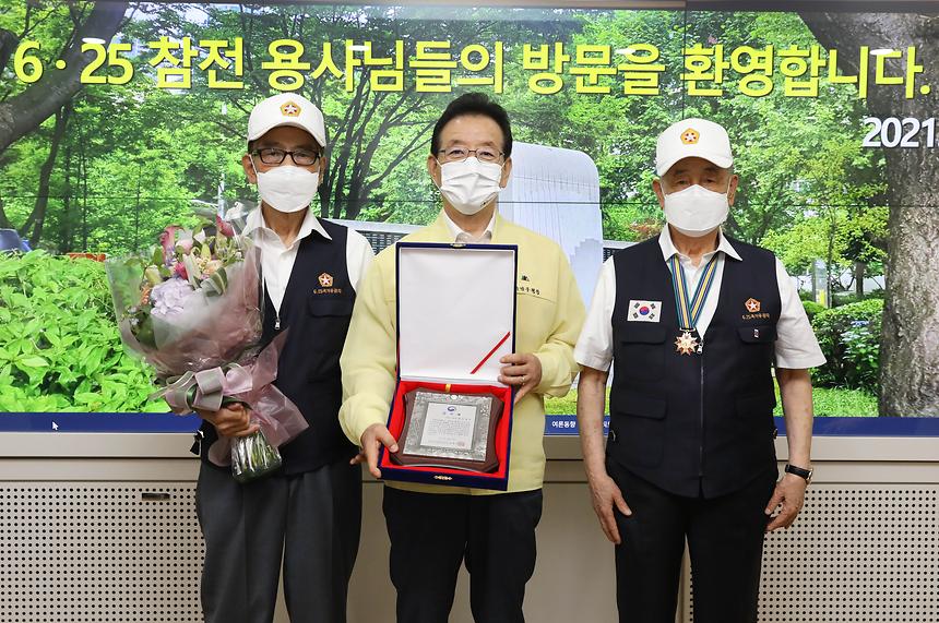 6.25참전유공자회, 감사패 전달 - 1