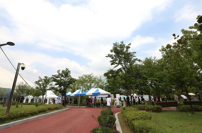 교직원, 택배기사 등 백신 예방접종 시작  - 1