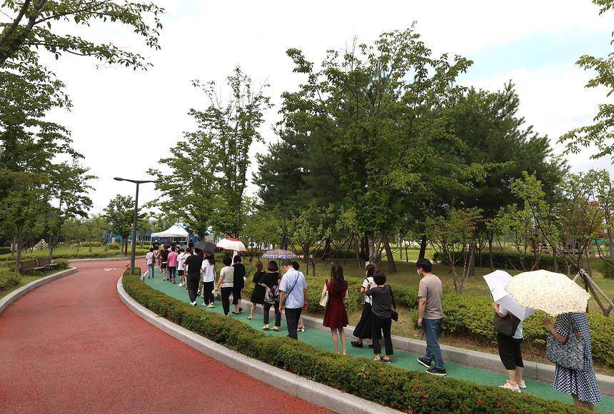 교직원, 택배기사 등 백신 예방접종 시작  - 8