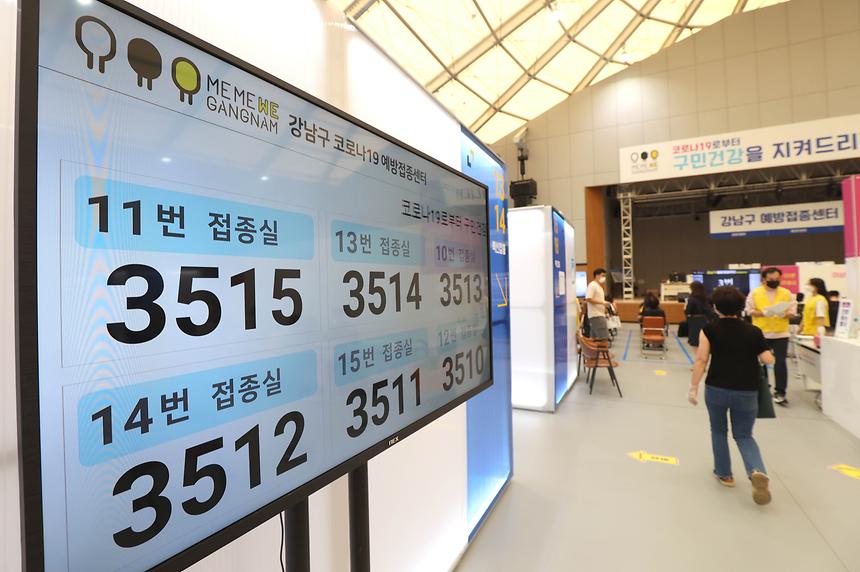 교직원, 택배기사 등 백신 예방접종 시작  - 4